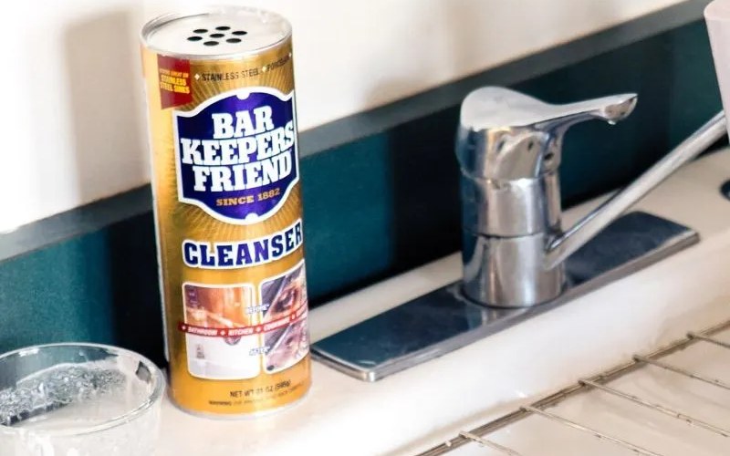 Dùng bột tẩy rửa Bar Keepers Friend