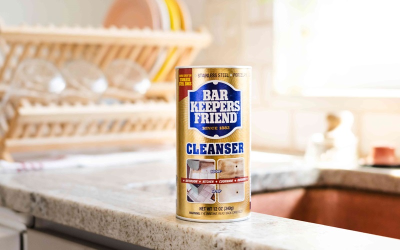 Lau chùi làm sạch mặt đá nhân tạo với Bar Keepers Friend