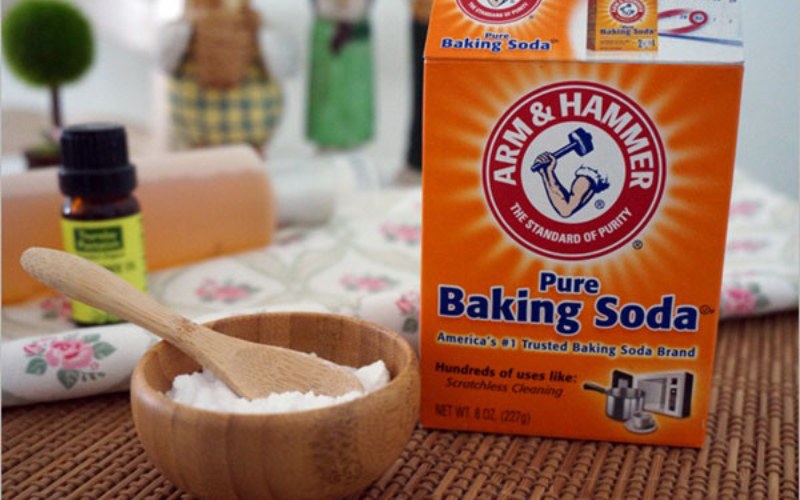 Tẩy cặn canxi trên  vòi nước bằng baking soda