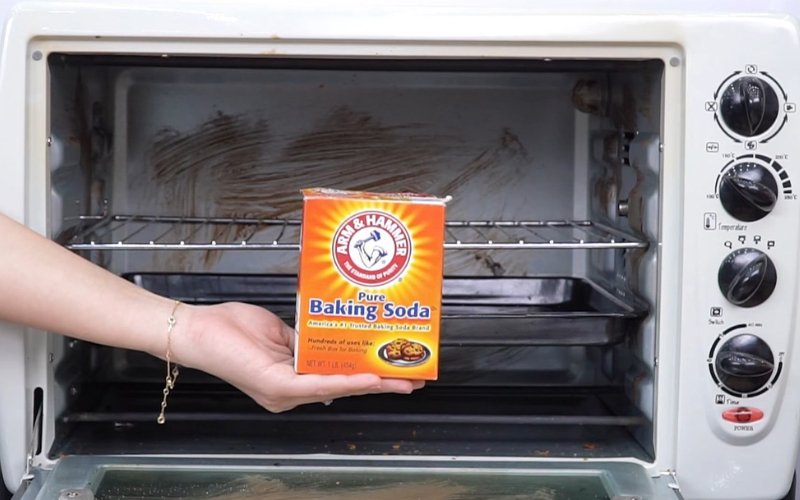 Làm sạch lò vi sóng với baking soda